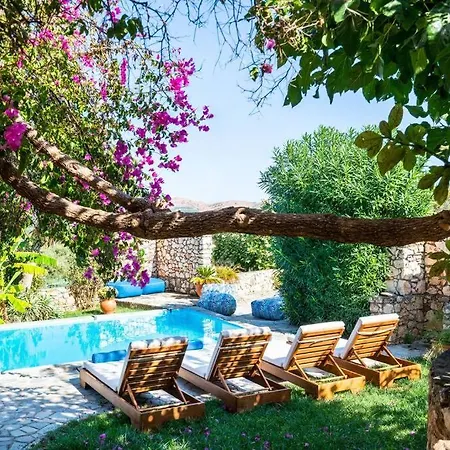 A 3bedroom Country House, With Pool Close To Villa