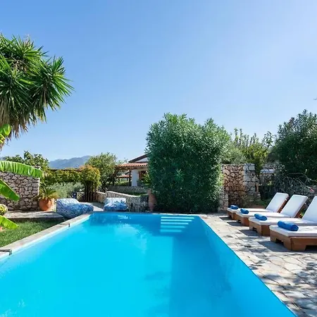 A 3bedroom Country House, With Pool Close To Villa *