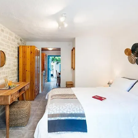 A 3bedroom Country House, With Pool Close To Villa *